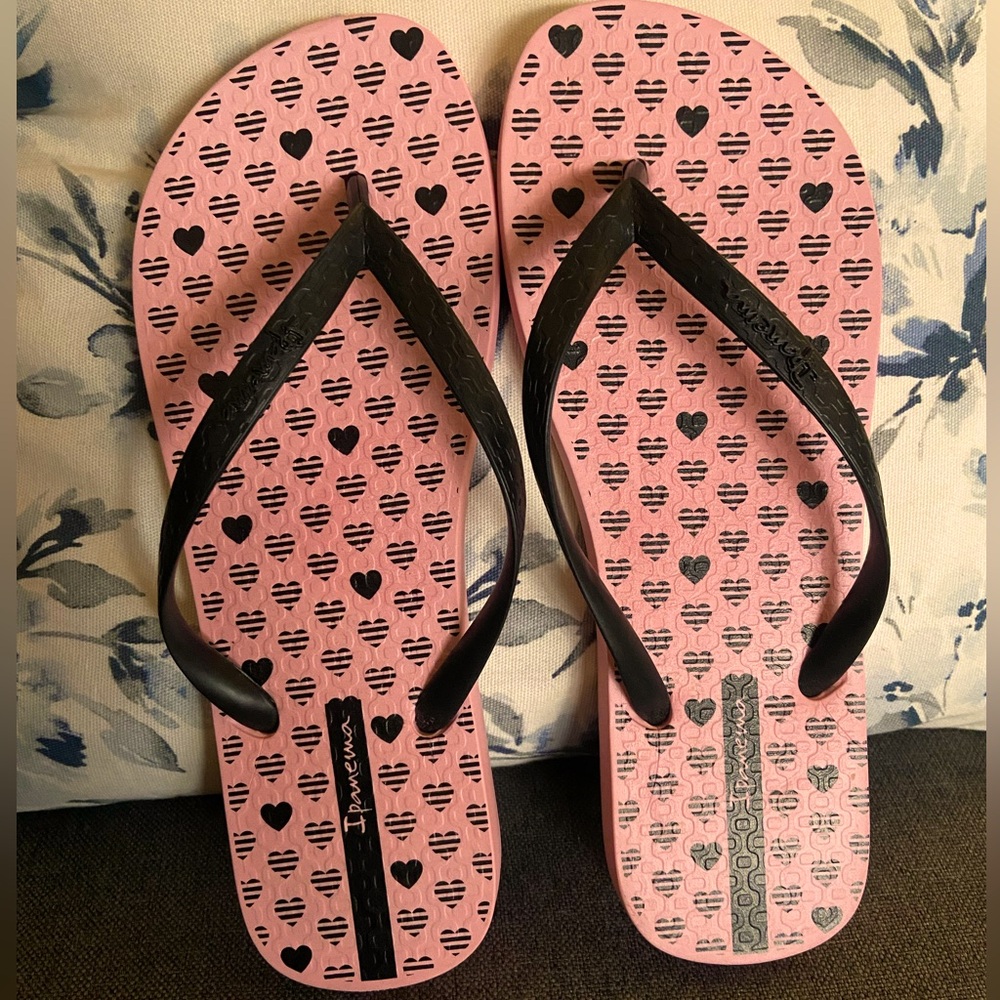 NEW- Ipanema pink & black heart sandals Size 7